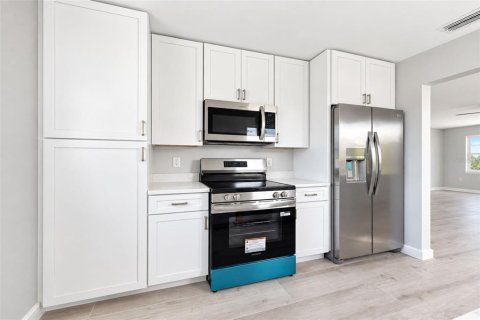 Condo in Nokomis, Florida, 2 bedrooms  № 2396324 - photo 24