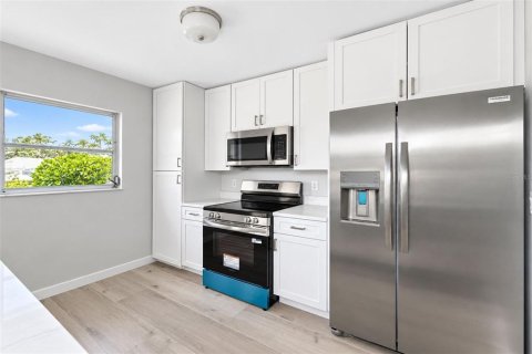 Condo in Nokomis, Florida, 2 bedrooms  № 2396324 - photo 22