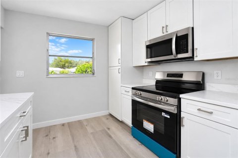 Condo in Nokomis, Florida, 2 bedrooms  № 2396324 - photo 18