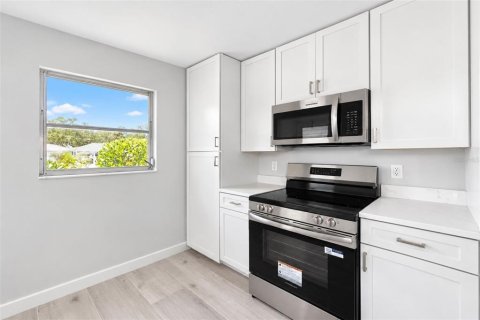 Condo in Nokomis, Florida, 2 bedrooms  № 2396324 - photo 21