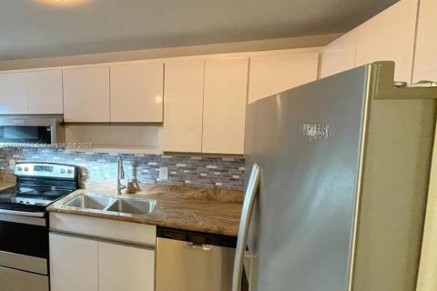 Купить кондоминиум в Лайтхаус-Пойнт, Флорида 2 спальни, 91.42м2, № 1966636 - фото 1