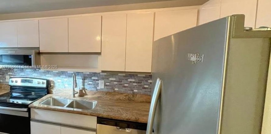 Кондоминиум с 2 спальнями в Лайтхаус-Пойнт, Флорида № 1966636