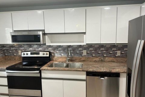 Купить кондоминиум в Лайтхаус-Пойнт, Флорида 2 спальни, 91.42м2, № 1966636 - фото 8