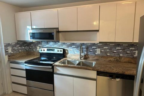 Купить кондоминиум в Лайтхаус-Пойнт, Флорида 2 спальни, 91.42м2, № 1966636 - фото 21