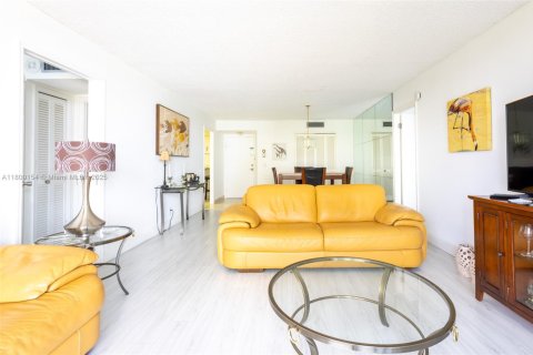 Condo in Lauderdale-by-the-Sea, Florida, 2 bedrooms  № 1865285 - photo 12