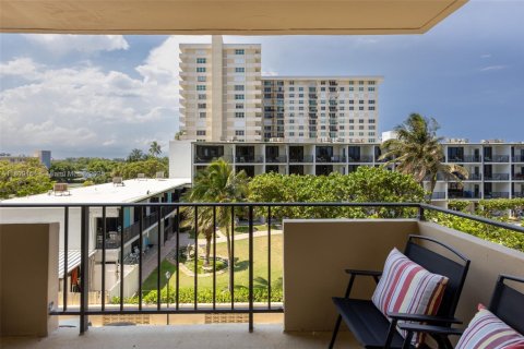 Condo in Lauderdale-by-the-Sea, Florida, 2 bedrooms  № 1865285 - photo 22