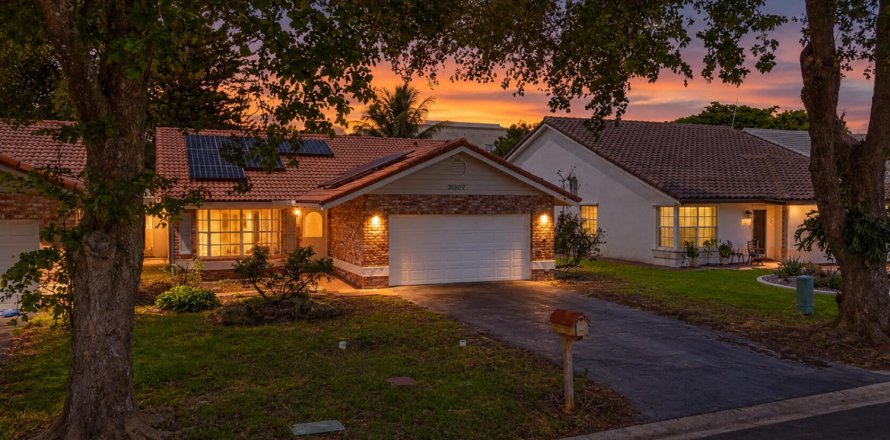 Villa ou maison à Coral Springs, Floride 4 chambres, 158.86 m2 № 2390616
