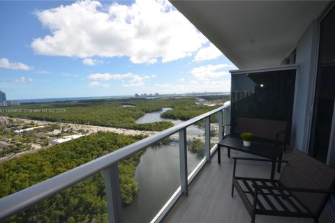 Condo in North Miami Beach, Florida, 2 bedrooms  № 1821818 - photo 1