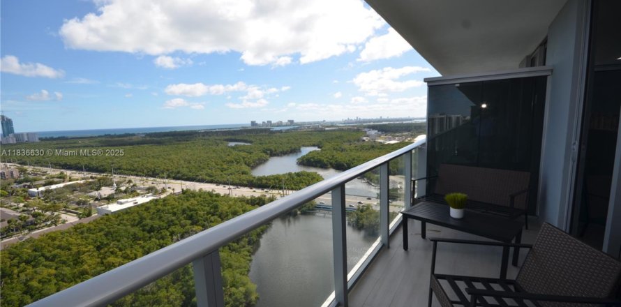 Condo in North Miami Beach, Florida, 2 bedrooms № 1821818