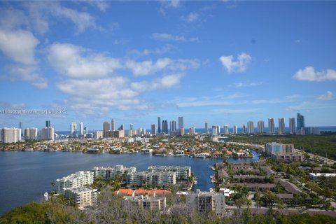 Condo in North Miami Beach, Florida, 2 bedrooms  № 1821818 - photo 2
