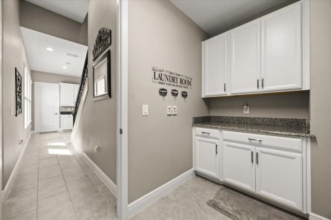 House in Orlando, Florida 5 bedrooms, 380.71 sq.m. № 2204944 - photo 26