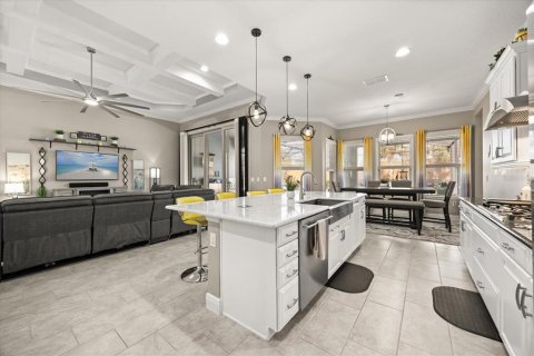 House in Orlando, Florida 5 bedrooms, 380.71 sq.m. № 2204944 - photo 12