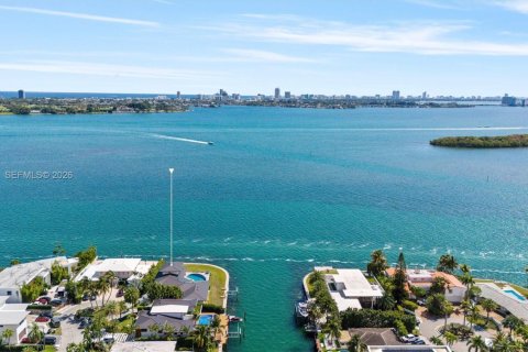 House in North Miami, Florida 5 bedrooms, 301.47 sq.m. № 2065757