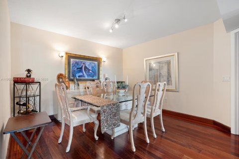 Condo in Sunny Isles Beach, Florida, 2 bedrooms  № 2015235 - photo 29