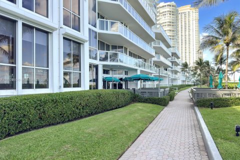Condo in Sunny Isles Beach, Florida, 2 bedrooms  № 2015235 - photo 10