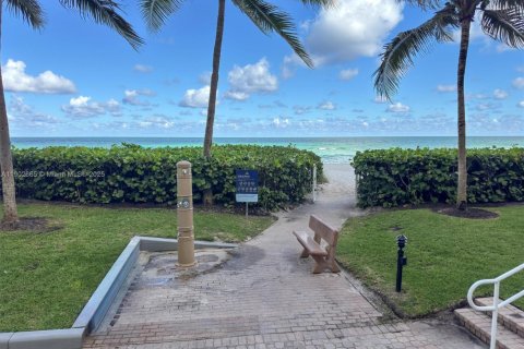 Condo in Sunny Isles Beach, Florida, 2 bedrooms  № 2015235 - photo 12