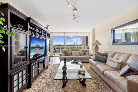 Condo in Sunny Isles Beach, Florida, 2 bedrooms  № 2015235 - photo 21
