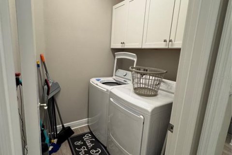 House in Sarasota, Florida 2 bedrooms, 141.86 sq.m. № 1613774 - photo 18