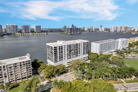 Condo in Sunny Isles Beach, Florida, 2 bedrooms  № 1700286 - photo 3