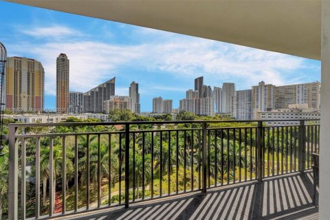 Condo in Sunny Isles Beach, Florida, 2 bedrooms  № 1700286 - photo 27