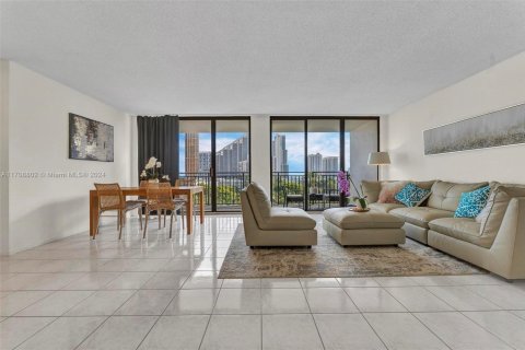 Condo in Sunny Isles Beach, Florida, 2 bedrooms  № 1700286 - photo 22