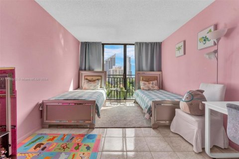 Condo in Sunny Isles Beach, Florida, 2 bedrooms  № 1700286 - photo 16