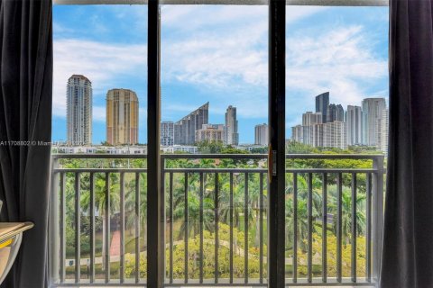 Condo in Sunny Isles Beach, Florida, 2 bedrooms  № 1700286 - photo 13
