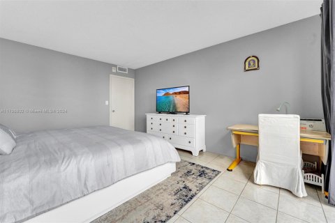 Condo in Sunny Isles Beach, Florida, 2 bedrooms  № 1700286 - photo 12