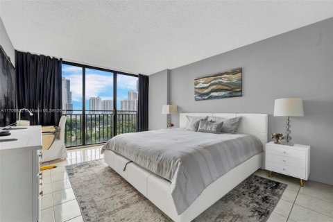 Condo in Sunny Isles Beach, Florida, 2 bedrooms  № 1700286 - photo 11