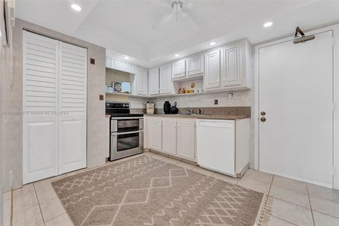 Condo in Sunny Isles Beach, Florida, 2 bedrooms  № 1700286 - photo 7