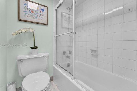 Condo in Sunny Isles Beach, Florida, 2 bedrooms  № 1700286 - photo 19