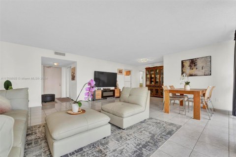 Condo in Sunny Isles Beach, Florida, 2 bedrooms  № 1700286 - photo 24