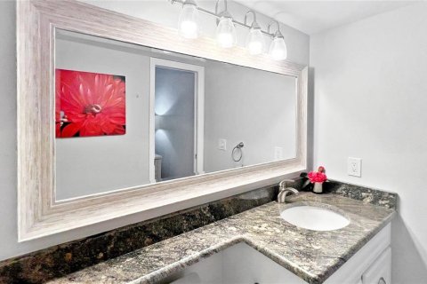 Condo in Sarasota, Florida, 2 bedrooms  № 1906881 - photo 12