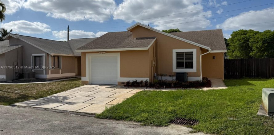 Villa ou maison à Pembroke Pines, Floride 4 chambres, 120.77 m2 № 1676553