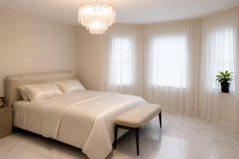 House in Weston, Florida 5 bedrooms, 257.06 sq.m. № 2184308 - photo 17