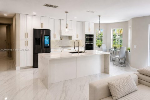 House in Weston, Florida 5 bedrooms, 257.06 sq.m. № 2184308 - photo 6