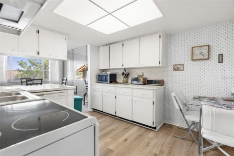 Condo in New Port Richey, Florida, 2 bedrooms  № 1613027 - photo 18