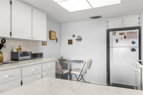 Condo in New Port Richey, Florida, 2 bedrooms  № 1613027 - photo 13