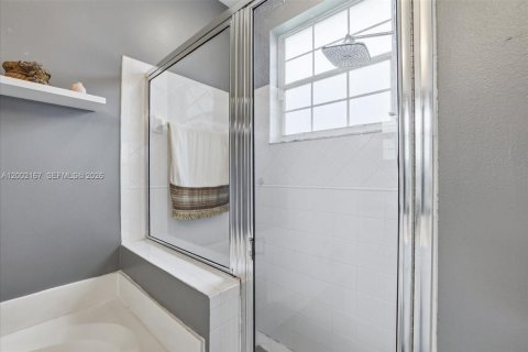 House in Sunrise, Florida 3 bedrooms, 133.22 sq.m. № 2066230 - photo 18