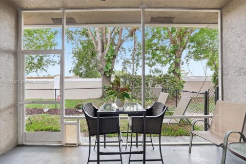 House in Sunrise, Florida 3 bedrooms, 133.22 sq.m. № 2066230 - photo 27