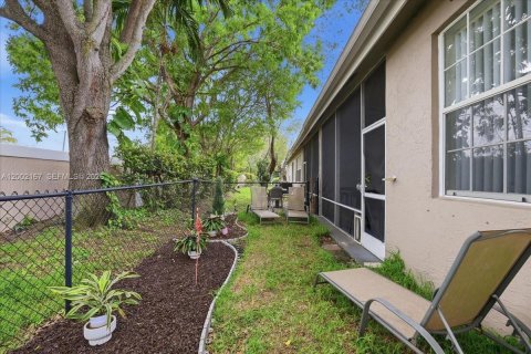 House in Sunrise, Florida 3 bedrooms, 133.22 sq.m. № 2066230 - photo 30