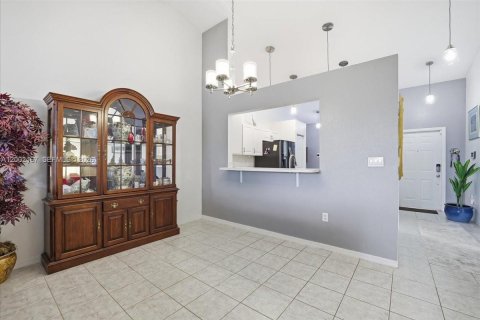 House in Sunrise, Florida 3 bedrooms, 133.22 sq.m. № 2066230 - photo 9