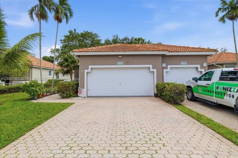 House in Sunrise, Florida 3 bedrooms, 133.22 sq.m. № 2066230