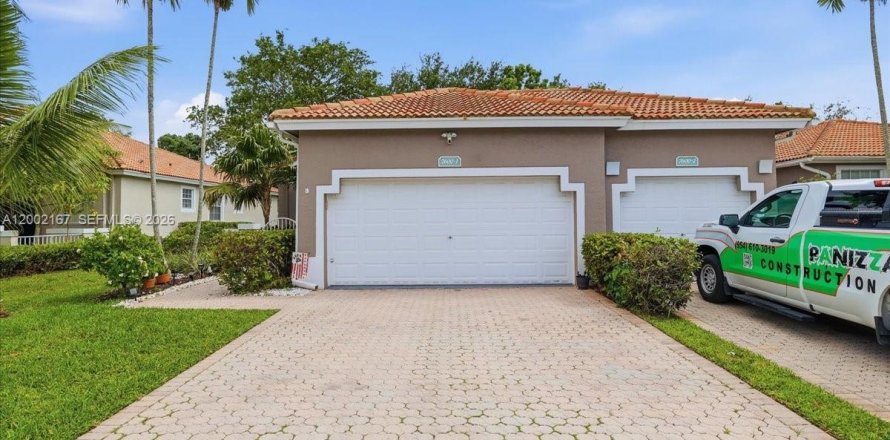 House in Sunrise, Florida 3 bedrooms, 133.22 sq.m. № 2066230