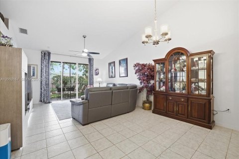 House in Sunrise, Florida 3 bedrooms, 133.22 sq.m. № 2066230 - photo 8