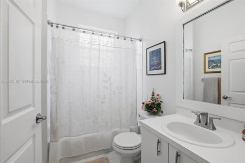 House in Sunrise, Florida 3 bedrooms, 133.22 sq.m. № 2066230 - photo 22