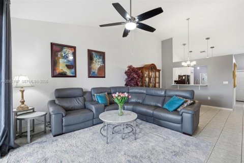 House in Sunrise, Florida 3 bedrooms, 133.22 sq.m. № 2066230 - photo 11
