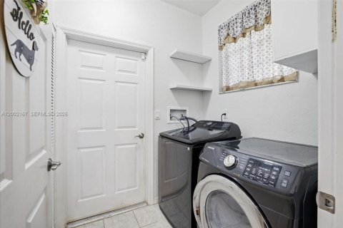 House in Sunrise, Florida 3 bedrooms, 133.22 sq.m. № 2066230 - photo 26