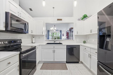 House in Sunrise, Florida 3 bedrooms, 133.22 sq.m. № 2066230 - photo 6