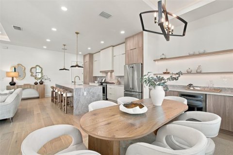 House in Tampa, Florida 4 bedrooms, 287.07 sq.m. № 2394079 - photo 8
